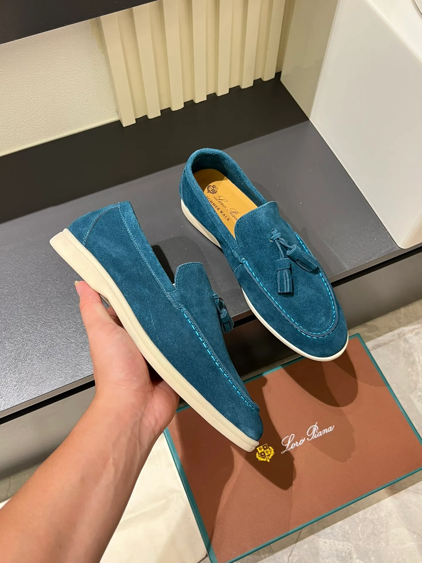 Men's shoes 💰p360 "Loro men's shoes 💰pian'*" Classic L men's shoes for couples 💰p Top version British flat loafers, a must-have item in old money style, the minimalist design is eye-catching and durable, a plus point for dressing The soft foot feel and texture are outstanding. They don’t scratch your feet and are very nice. They are matched with soft and waxy soles. They can be worn daily for a long time without getting tired. They are easy to wear, versatile and classic items, with perfect foot feel and texture! Imported cashmere fabric, the lining is made of imported A-grade water-dyed cow lining, the top version of the genuine leather midsole is sewn with pure handmade mark thread! Size: Female 35-40 (34. Customized) Male 38-44 (45.46. Customized)